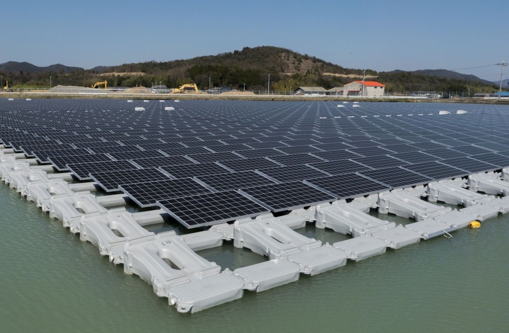 1.7MW_floating_solar_power_plant_at_Nishihira_Pond_2